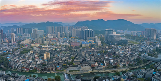集團(tuán)全力助推湖南吉首市委托招商招商引資，打造產(chǎn)業(yè)發(fā)展新地標(biāo)