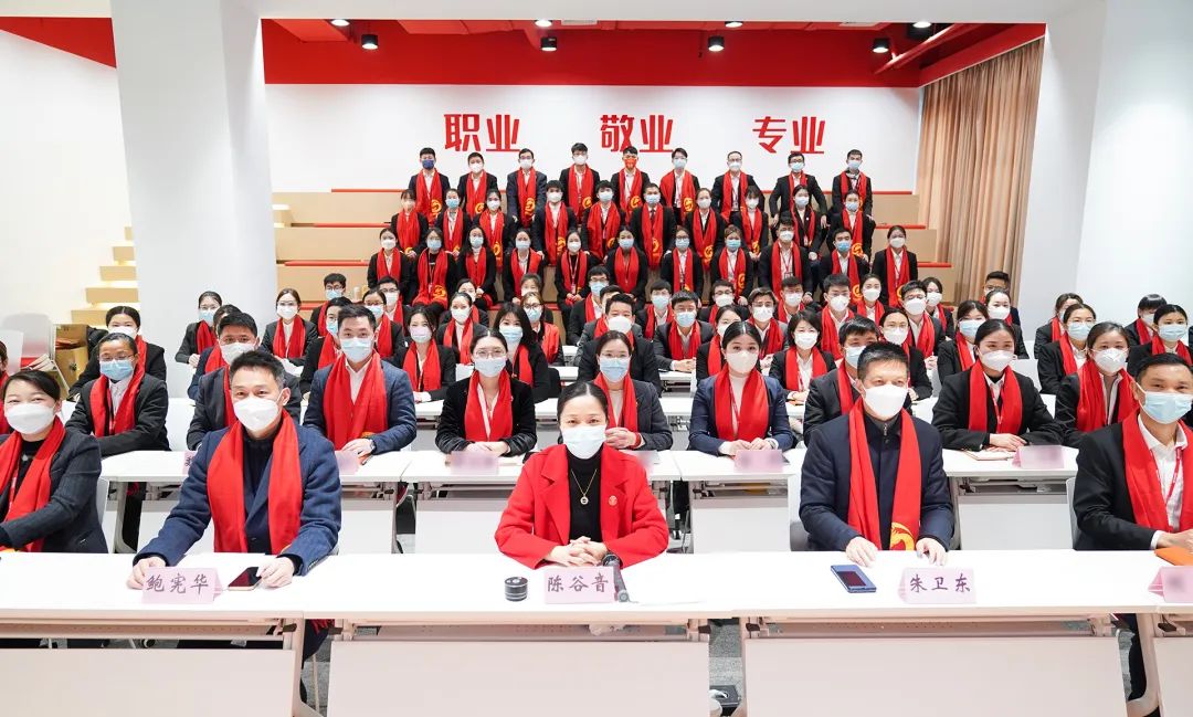 凝心聚力擔(dān)使命，奮楫揚帆新征程！東方龍商務(wù)集團舉行2022年度總結(jié)暨表彰大會