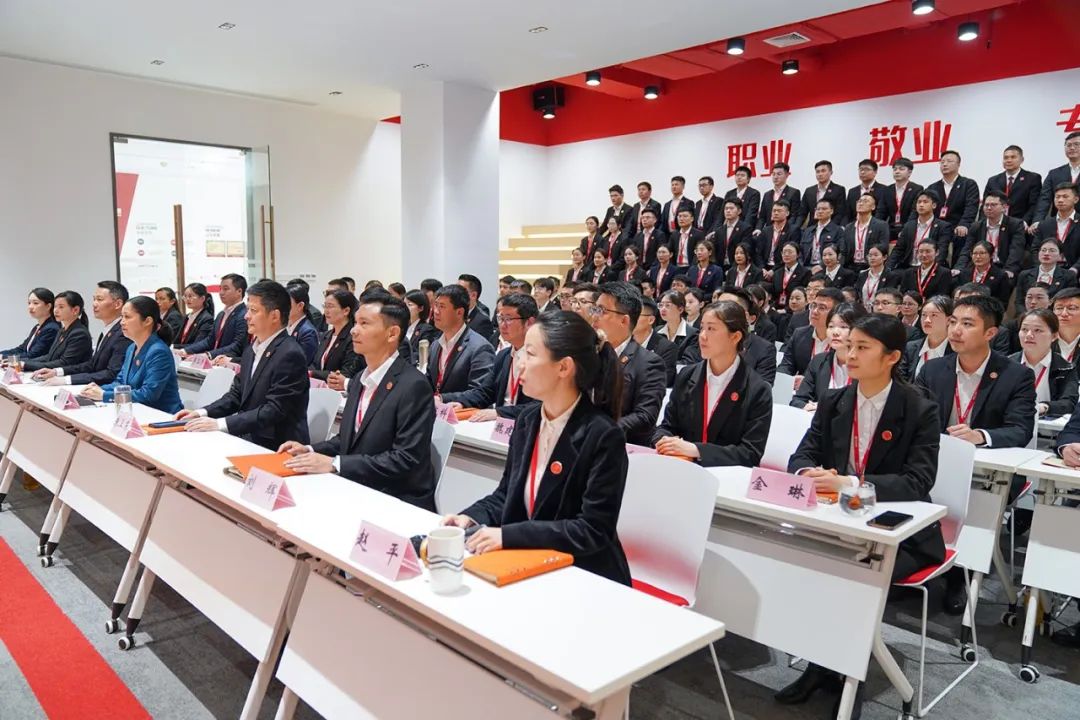 聚勢行，闖新途！東方龍商務(wù)召開一季度“開門紅”總結(jié)表彰暨“奔跑二季度”競賽總動員