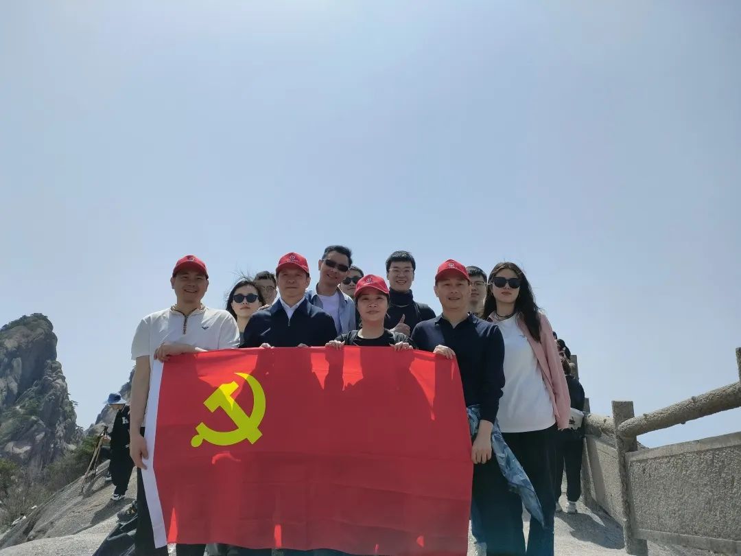 東方龍商務(wù)與春天有個(gè)約會(huì)！集團(tuán)100余人赴安徽黃山“團(tuán)建”，太嗨了！“奔跑二季度”——我們準(zhǔn)備好了！