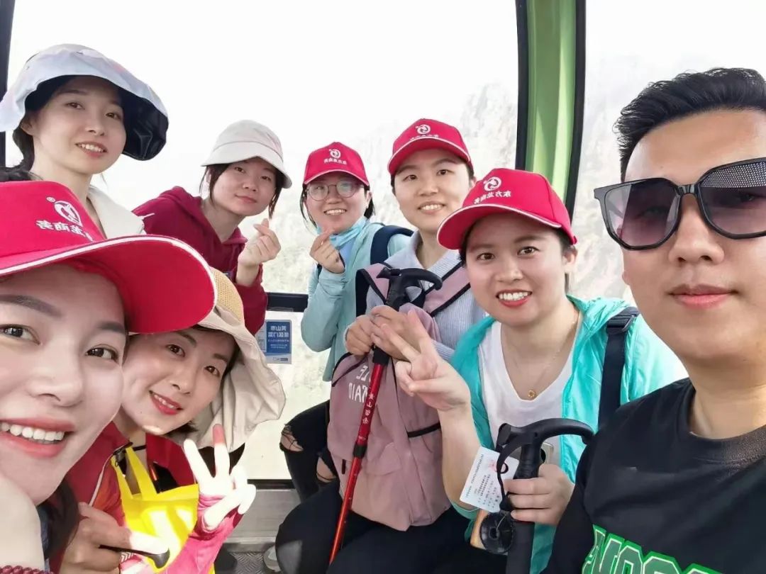 東方龍商務(wù)與春天有個(gè)約會(huì)！集團(tuán)100余人赴安徽黃山“團(tuán)建”，太嗨了！“奔跑二季度”——我們準(zhǔn)備好了！