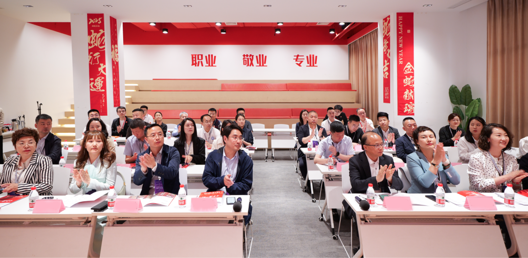 抱團(tuán)突圍，以專業(yè)招商平臺(tái)之力，護(hù)航企業(yè)行穩(wěn)致遠(yuǎn)！陜西工商管理碩士學(xué)院2025屆EMBA企業(yè)家一行蒞臨集團(tuán)考察調(diào)研